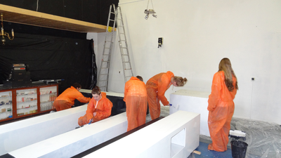 878108 Afbeelding van vrijwilligers die de bovenzaal ('Beelaerts van Bloklandzaal') van het Nederlands Volksbuurtmuseum ...